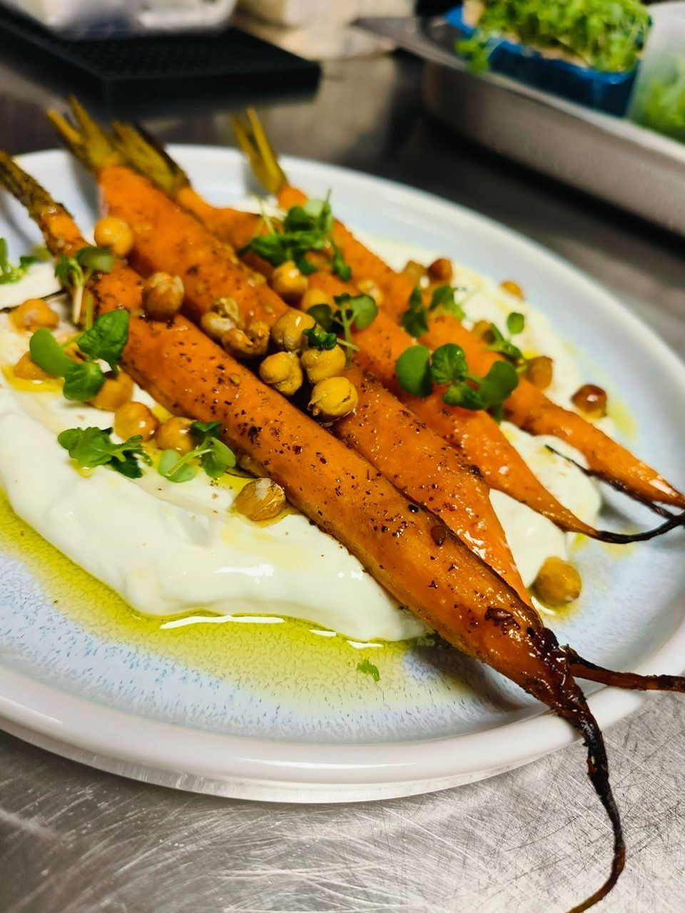 Des carottes rôties sur une crème de yaourt, avec des pois chiches et des herbes
